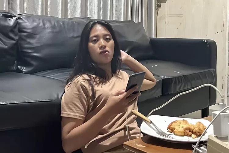 Sosok ART yang diam-diam bawa pacar menginap di rumah majikan. (TikTok @64dis_ )
